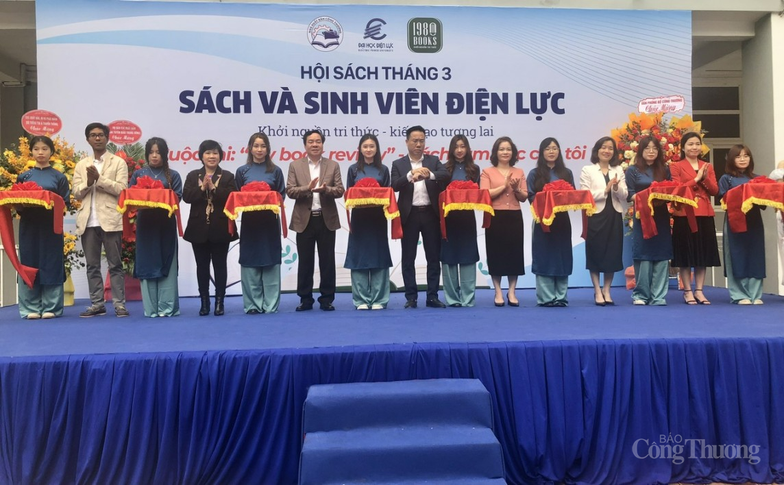 Sinh viên Trường Đại học Điện lực với Hội sách tháng 3