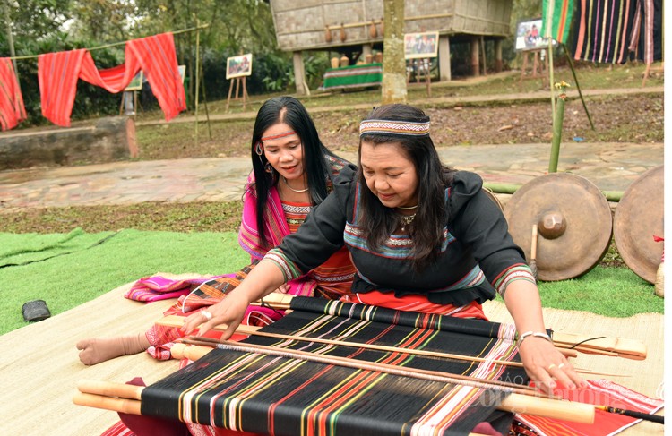 Thổ cẩm, nét văn hóa đặc trưng của đồng bào S’tiêng Thổ cẩm, nét văn hóa đặc trưng của đồng bào S’tiêng