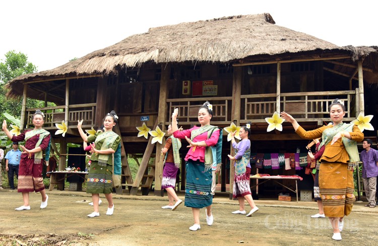 Nét duyên trong trang phục phụ nữ dân tộc Lào vùng Tây Bắc