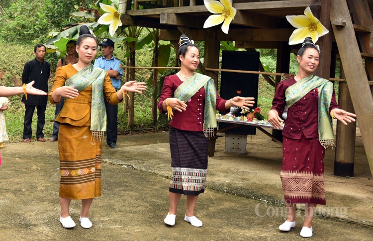 Nét duyên trong trang phục phụ nữ dân tộc Lào vùng Tây Bắc