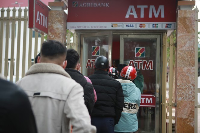 Tiền mặt đi đâu?