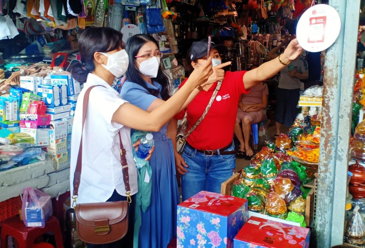 Tiền mặt đi đâu?