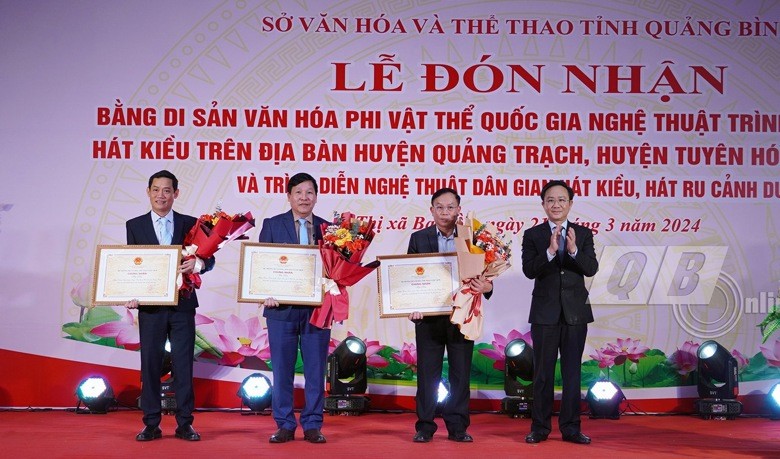 Các địa phương đón nhận Bằng công nhận Di sản văn hóa phi vật thể quốc gia Nghệ thuật trình diễn dân gian Hát Kiều. Ảnh: Báo Quảng Bình