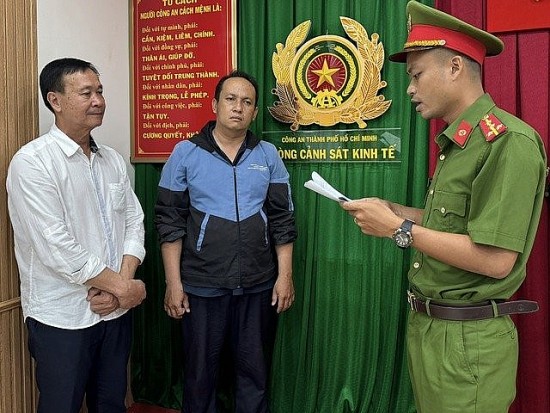 TP. Hồ Chí Minh: Bắt 2 cán bộ hải quan Cửa khẩu cảng Phú Mỹ liên quan đến buôn lậu dầu DO