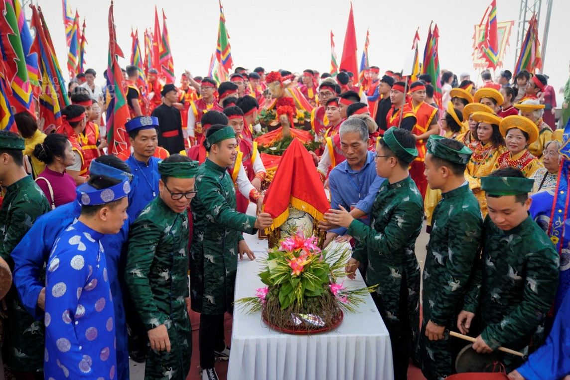 Thông qua Hội xuân truyền thống làng gốm, dân làng cầu mong “Mưa thuận gió hòa” “Quốc thái dân an”,“ Dân sinh an lành hạnh phúc “ Sản xuất tiêu thụ hanh thông”, “Tăng cường  khối đại đoàn kết”…