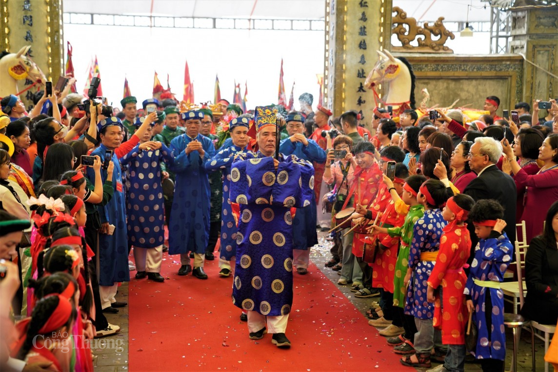 sáng khai hội. Dân làng dâng  lễ Tam sinh (Trâu, Dê, Lợn ) sau đó hai đoàn rước  thực hiện chương trình cấp thủy, rước nước và rước bộ