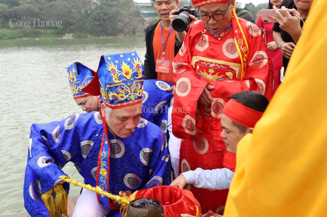 nghi thức lấy nước dòng Nhị Hà vào chóe cúng dâng vào đại đình, dùng để cúng tế cả năm. 