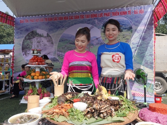thanh hoa dac sac lien hoan van nghe dan gian phien cho vung cao nam 2024