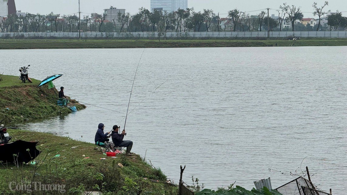 Toàn bộ khu đất đã được chủ đầu tư quây tôn kín, phía bên trong một số vị trí là hồ nước người dân tới câu cá