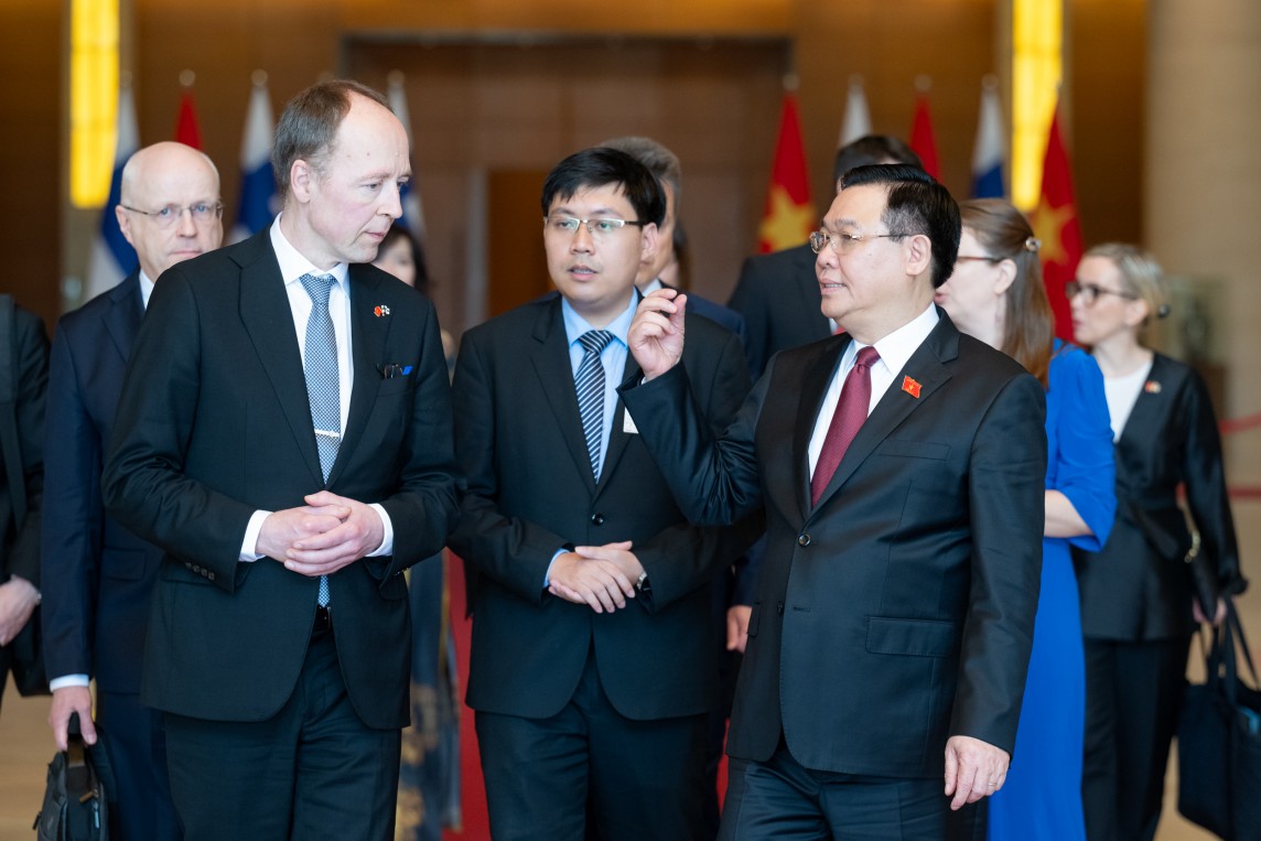 Chủ tịch Quốc hội Vương Đình Huệ và Chủ tịch Quốc hội Phần Lan Jussi Halla-aho trao đổi bên lề