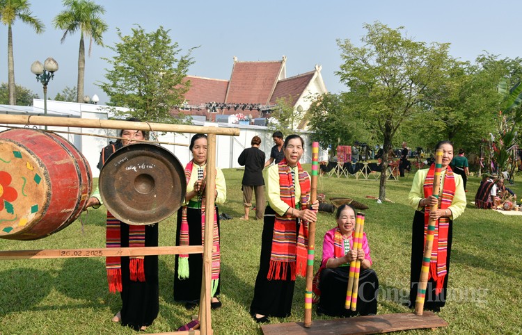 Lễ hội Hết Chá răn dạy con người biết sống có tình, có nghĩa Lễ hội Hết Chá răn dạy con người biết sống có tình, có nghĩa