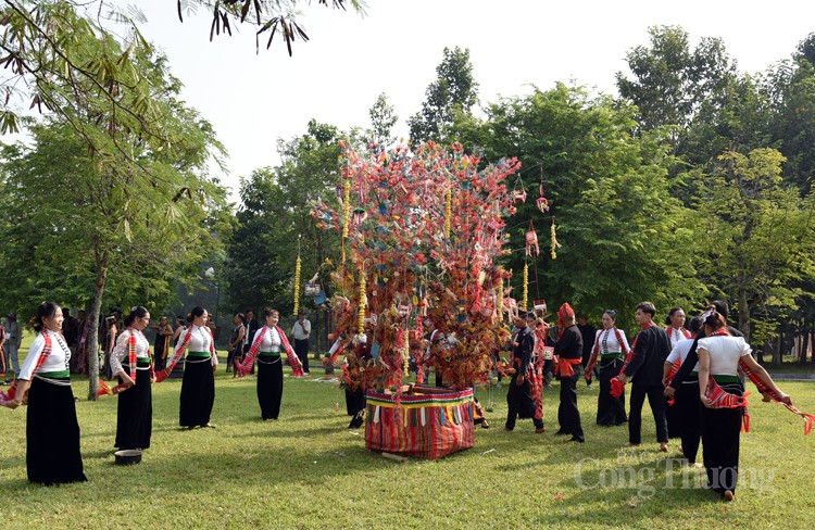 Lễ hội Hết Chá răn dạy con người biết sống có tình, có nghĩa Lễ hội Hết Chá răn dạy con người biết sống có tình, có nghĩa