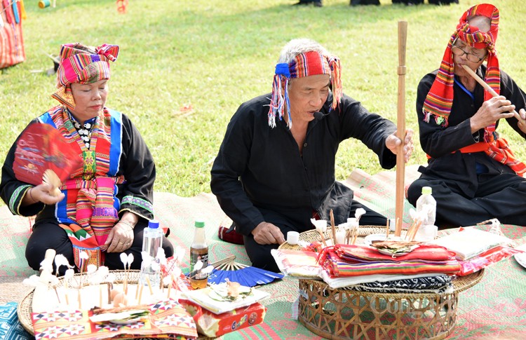 Lễ hội Hết Chá răn dạy con người biết sống có tình, có nghĩa Lễ hội Hết Chá răn dạy con người biết sống có tình, có nghĩa