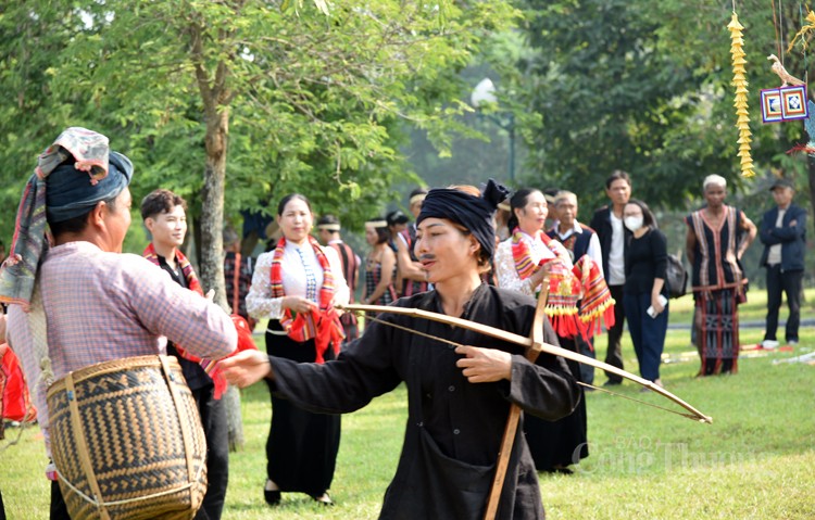 Lễ hội Hết Chá răn dạy con người biết sống có tình, có nghĩa Lễ hội Hết Chá răn dạy con người biết sống có tình, có nghĩa