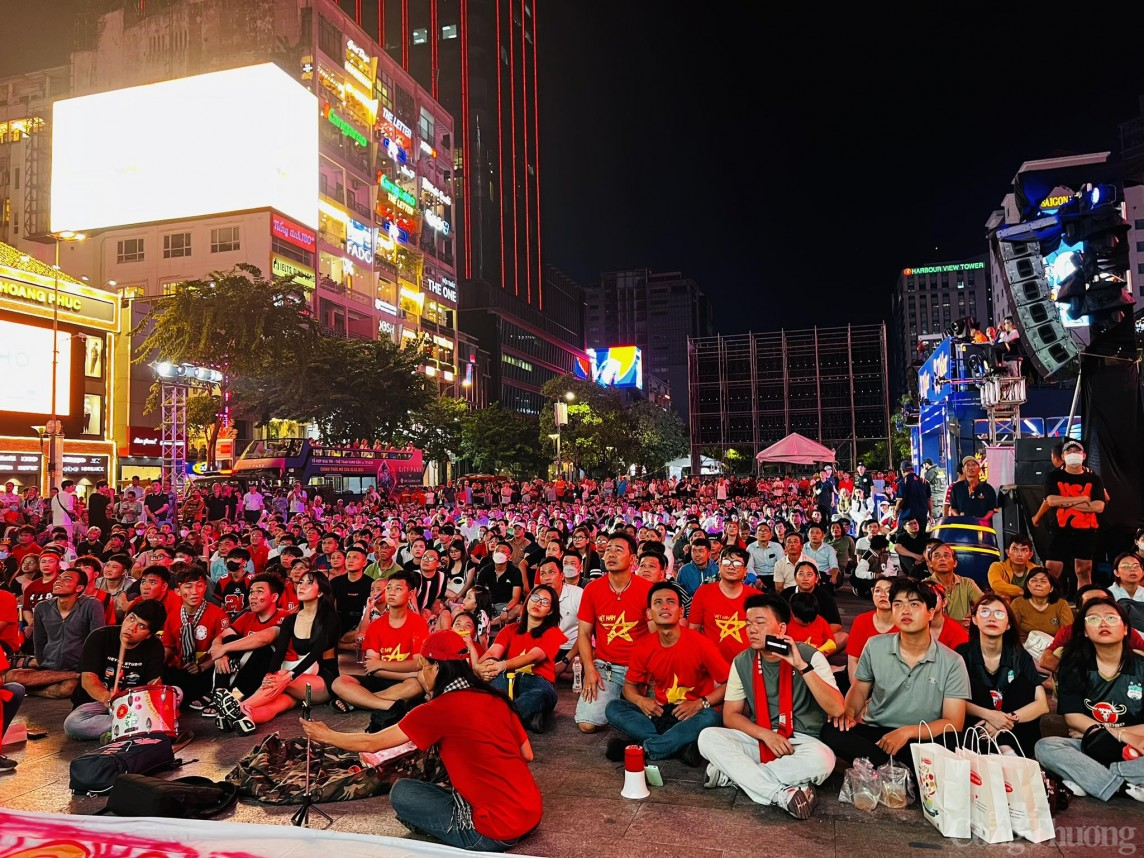 TP. Hồ Chí Minh: Sôi động không khí cổ vũ Đội tuyển Việt Nam tại phố Nguyễn Huệ