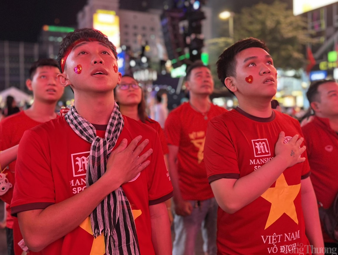 TP. Hồ Chí Minh: Sôi động không khí cổ vũ Đội tuyển Việt Nam tại phố Nguyễn Huệ