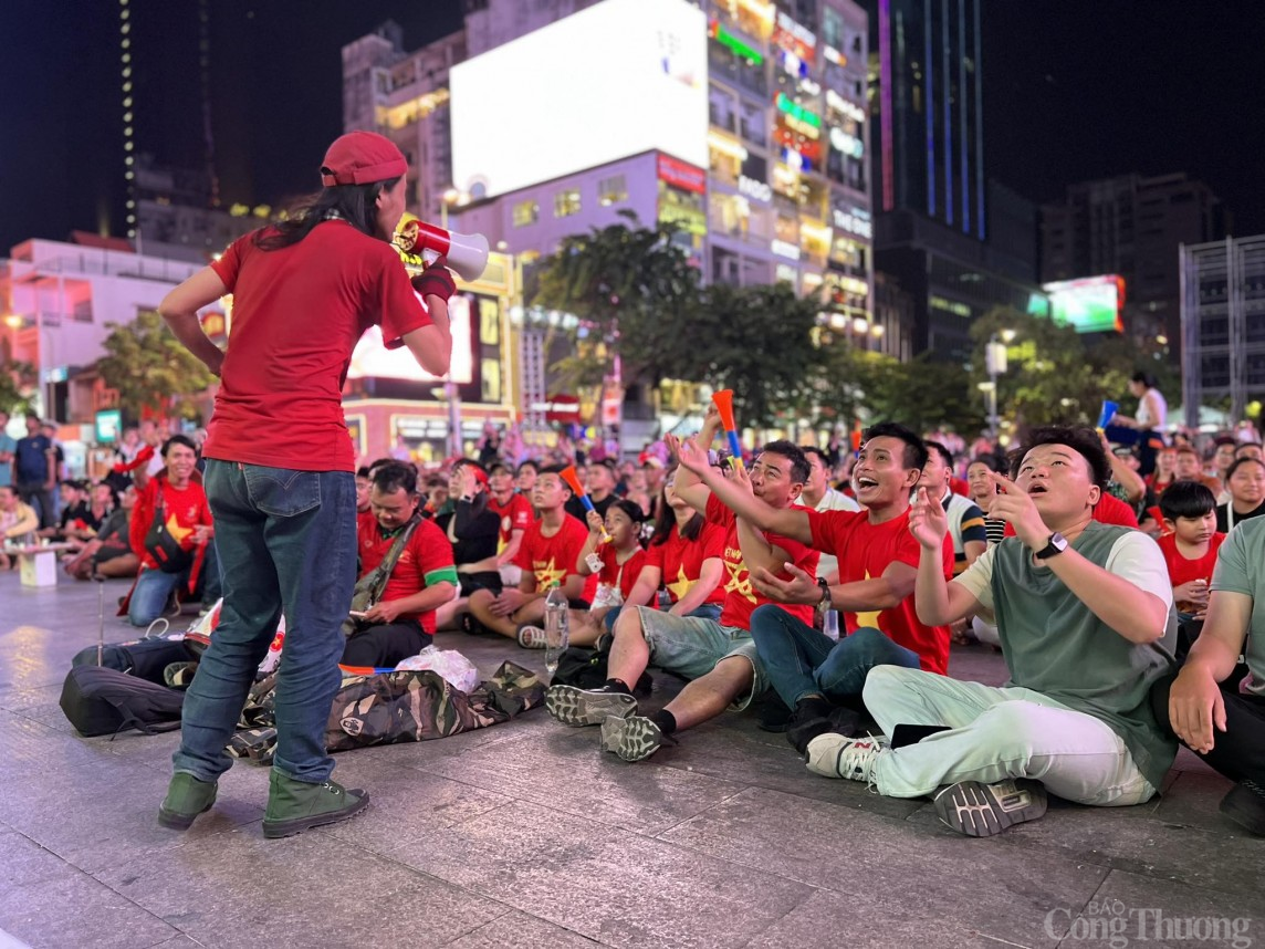 TP. Hồ Chí Minh: Sôi động không khí cổ vũ Đội tuyển Việt Nam tại phố Nguyễn Huệ