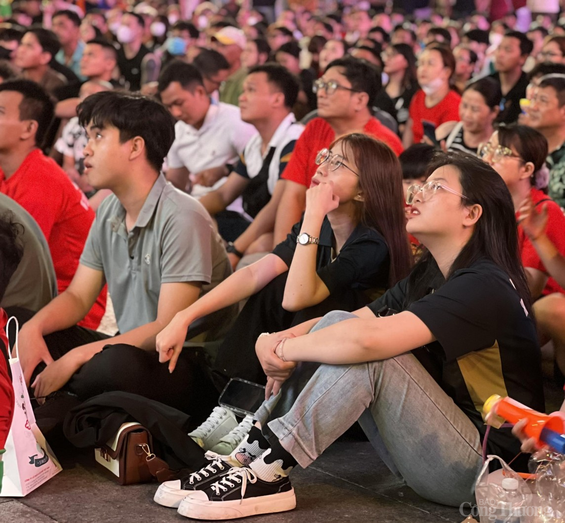 TP. Hồ Chí Minh: Sôi động không khí cổ vũ Đội tuyển Việt Nam tại phố Nguyễn Huệ