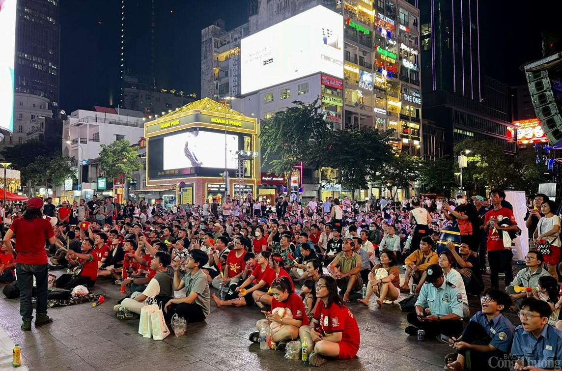 TP. Hồ Chí Minh: Sôi động không khí cổ vũ Đội tuyển Việt Nam tại phố Nguyễn Huệ