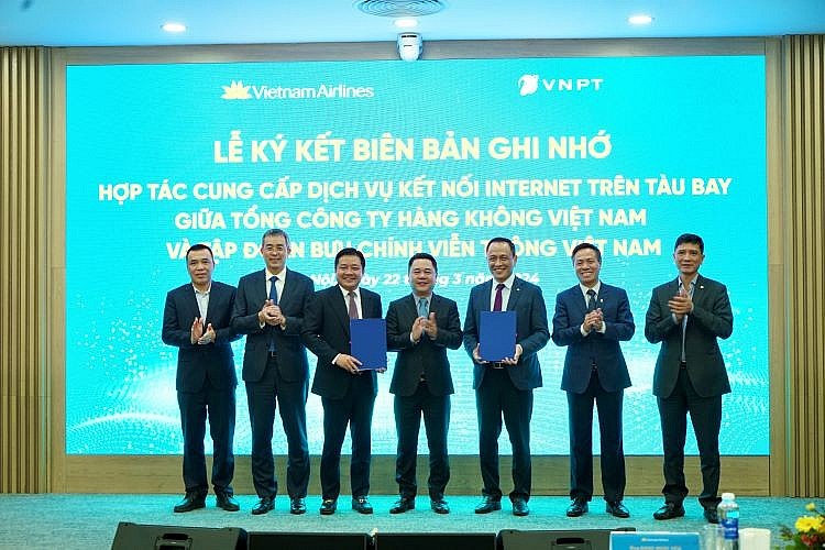 3-Ông Lê Hồng Hà, Tổng giám đốc Vietnam Airlines và ông Huỳnh Quang Liêm, Tổng giám đốc VNPT trao Biên bản ghi nhớ hợp tác.jpg