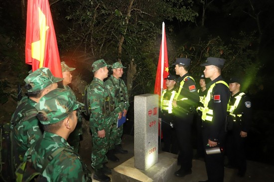 tuan tra lien hop song phuong trong dem khu vuc bien gioi ha giang