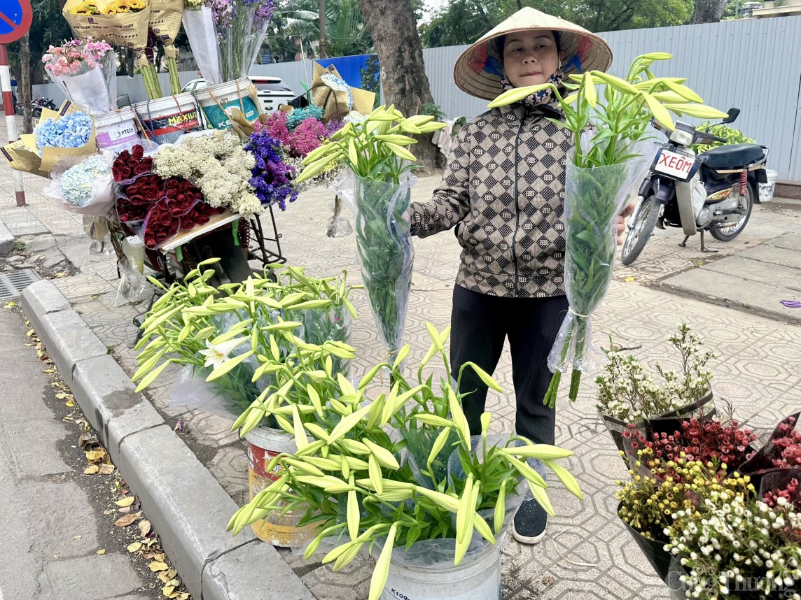 Hoa loa kèn đầu vụ giá cao vẫn hút khách