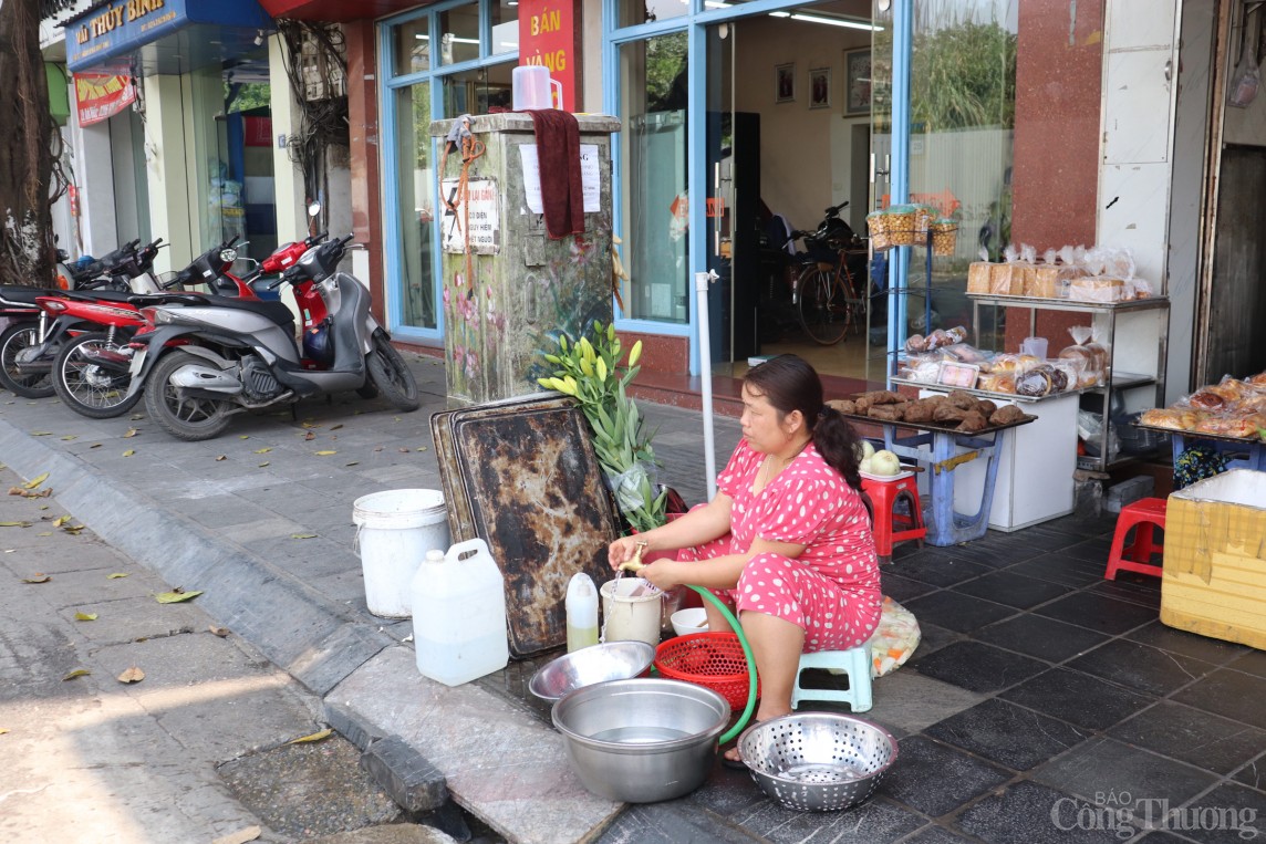 Hà Nội: Phớt lờ cảnh báo nguy hiểm, nhiều người bám bốt điện để kinh doanh