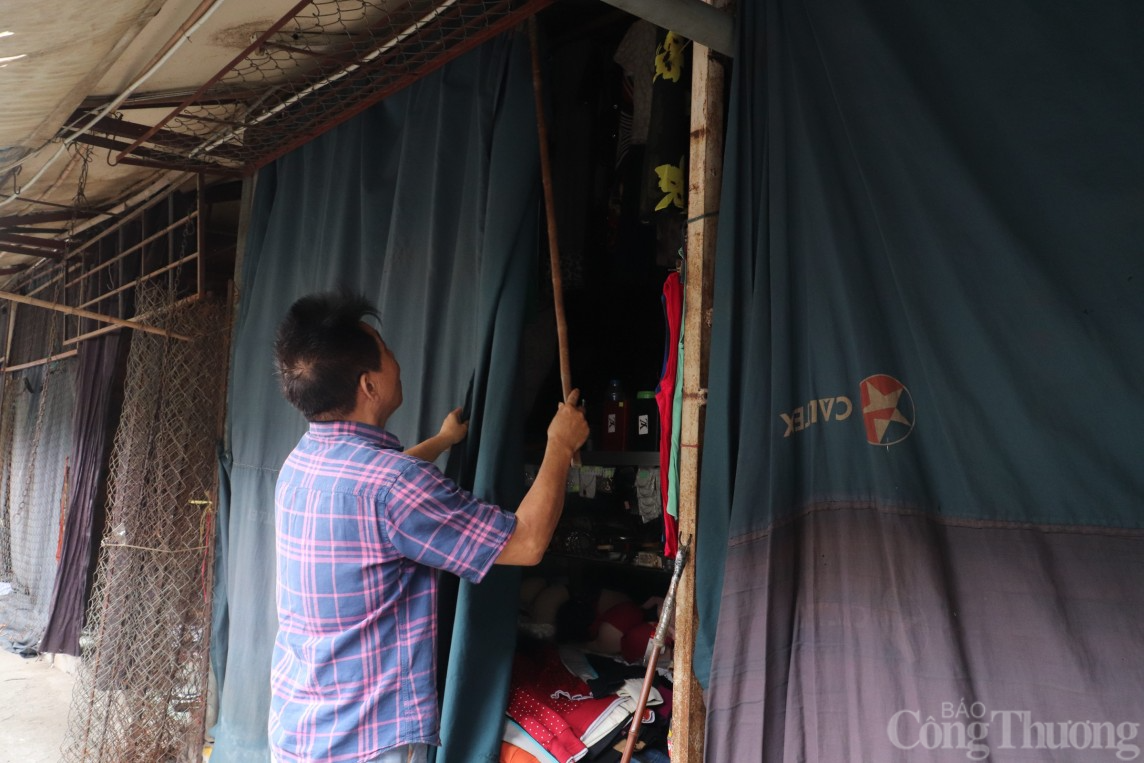 Hà Nội: Chợ Mai Động hoang tàn, tiểu thương bán thanh lý hàng gỡ vốn