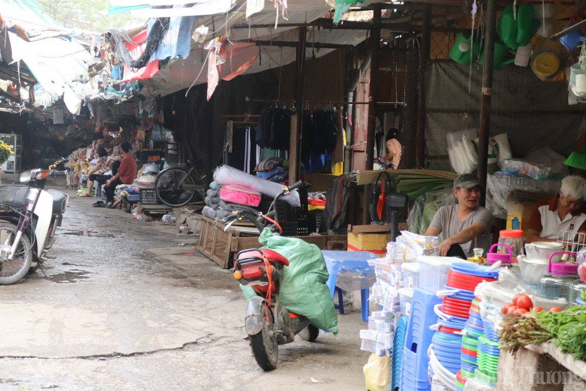 Hà Nội: Chợ Mai Động hoang tàn, tiểu thương bán thanh lý hàng gỡ vốn