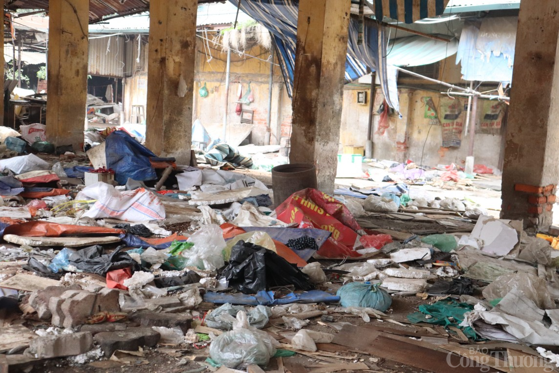 Hà Nội: Chợ Mai Động hoang tàn, tiểu thương bán thanh lý hàng gỡ vốn