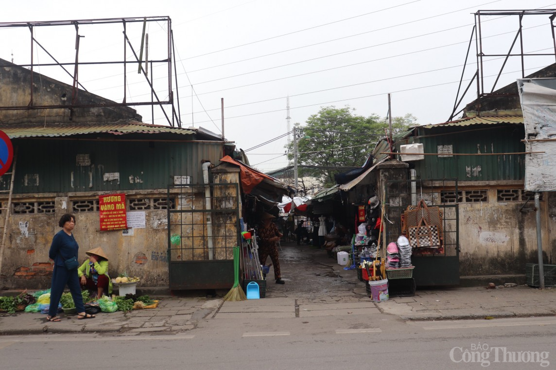 Hà Nội: Chợ Mai Động hoang tàn, tiểu thương bán thanh lý hàng gỡ vốn