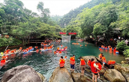 dung de du lich noi dia lam canh lay da ghe chan minh