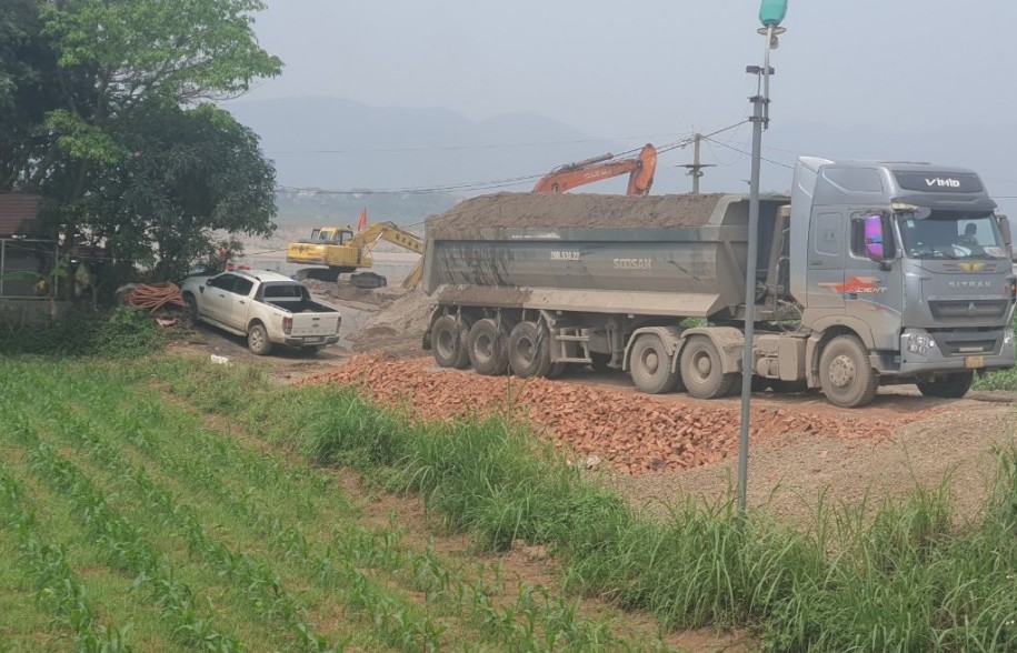 Hòa Bình: Lộ diện các bãi tập kết cát trái phép tại xã Thịnh Minh