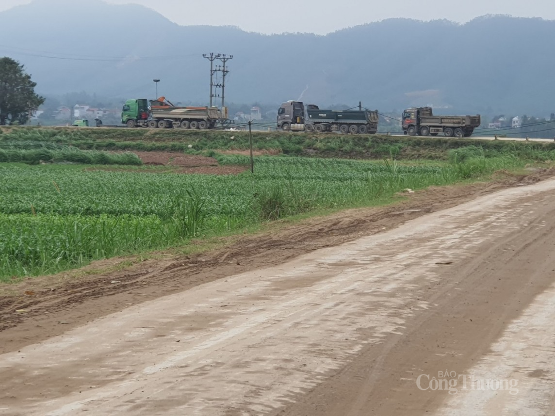 Hoà Bình: Lộ diện các bãi tập kết cát trái phép tại xã Thịnh Minh