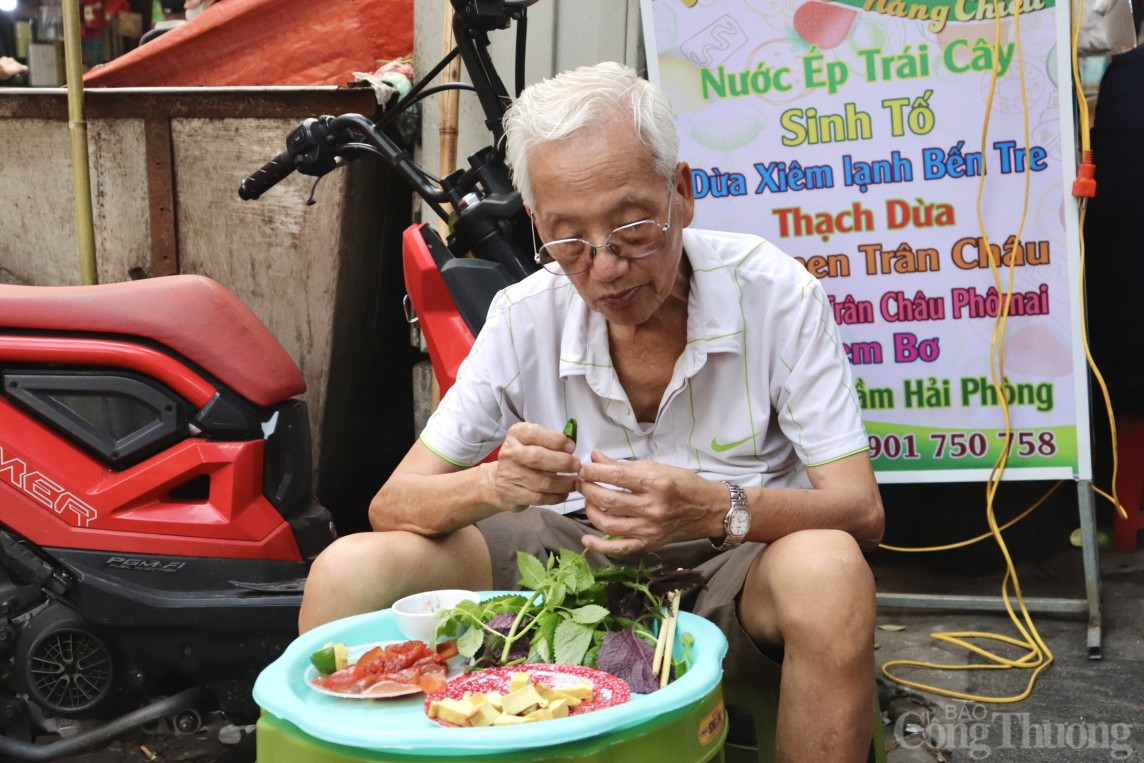 Hà Nội: Món sứa đỏ đắt khách dịp đầu hè