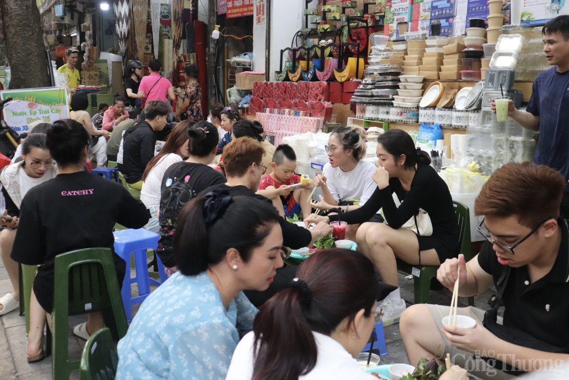 Hà Nội: Món sứa đỏ đắt khách dịp đầu hè, người bán kiếm hơn chục triệu đồng mỗi ngày