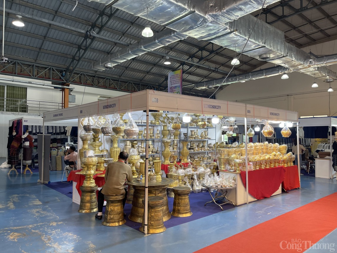 Hơn 200 gian hàng của các tỉnh, thành Việt Nam và nước bạn Lào tham dự Triển lãm tại Savannakhet Hơn 200 gian hàng của các tỉnh, thành Việt Nam và nước bạn Lào tham dự Triển lãm tại Savannakhet