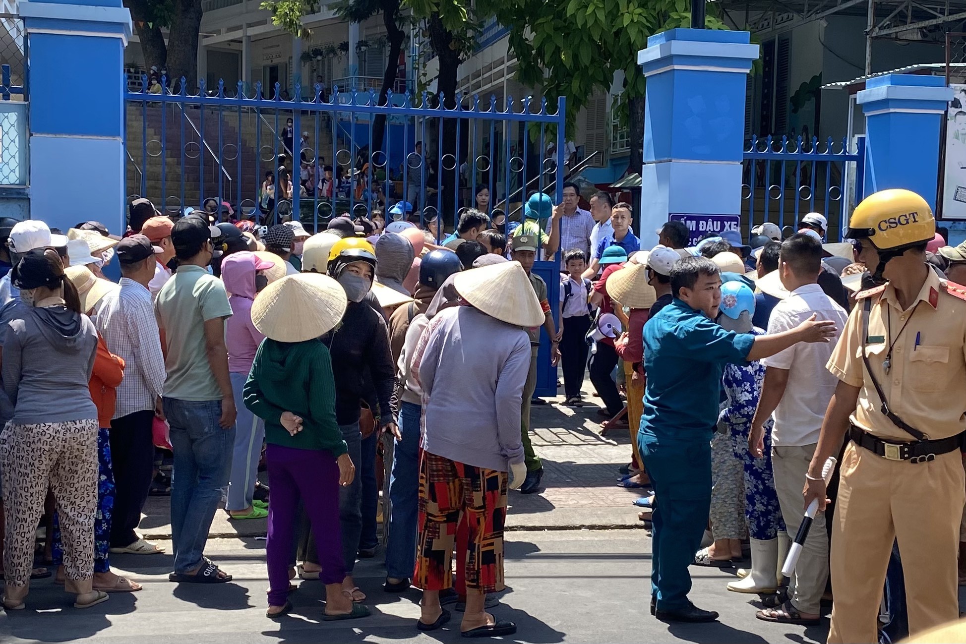 Hơn 10h sáng, rất nhiều phụ huynh khi nghe tin đã đến cổng trường để đón con. Công an cũng có mặt để bảo đảm an ninh, trật tự. Ảnh: Đức Thảo