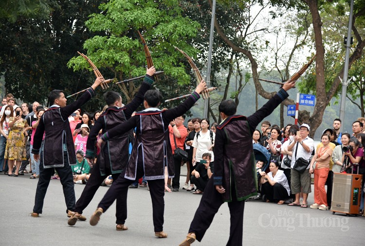 Ngắm phụ nữ Xá Phó múa khăn, người Mông 