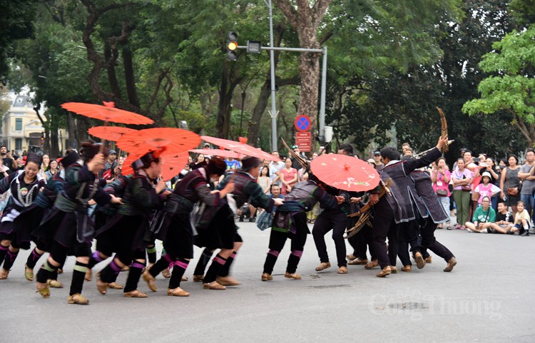 Ngắm phụ nữ Xá Phó múa khăn, người Mông 