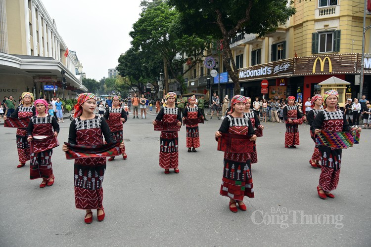 Ngắm phụ nữ Xá Phó múa khăn, người Mông 