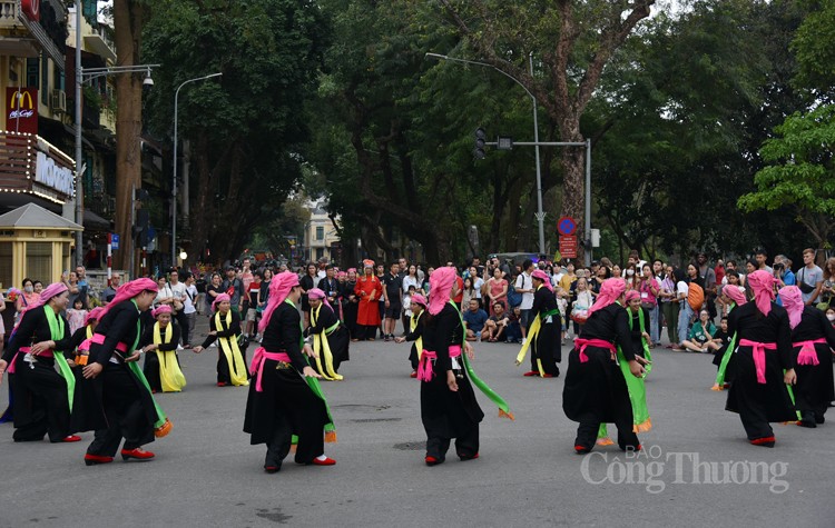 Ngắm phụ nữ Xá Phó múa khăn, người Mông 