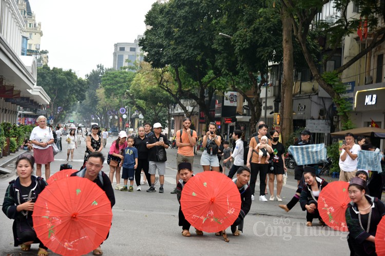 Ngắm phụ nữ Xá Phó múa khăn, người Mông 