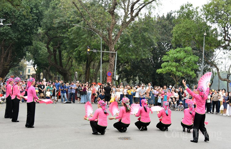 Ngắm phụ nữ Xá Phó múa khăn, người Mông 