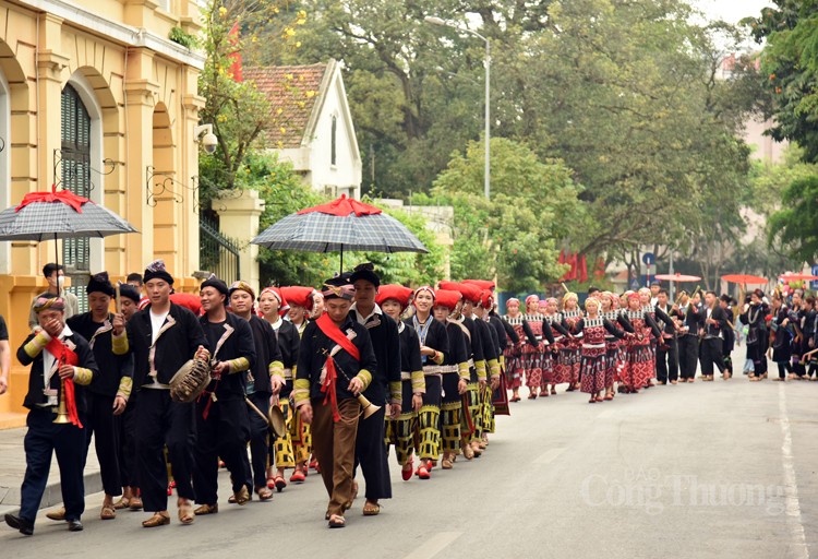 Ngắm phụ nữ Xá Phó múa khăn, người Mông 
