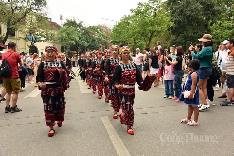 Ngắm phụ nữ Xá Phó múa khăn, người Mông 