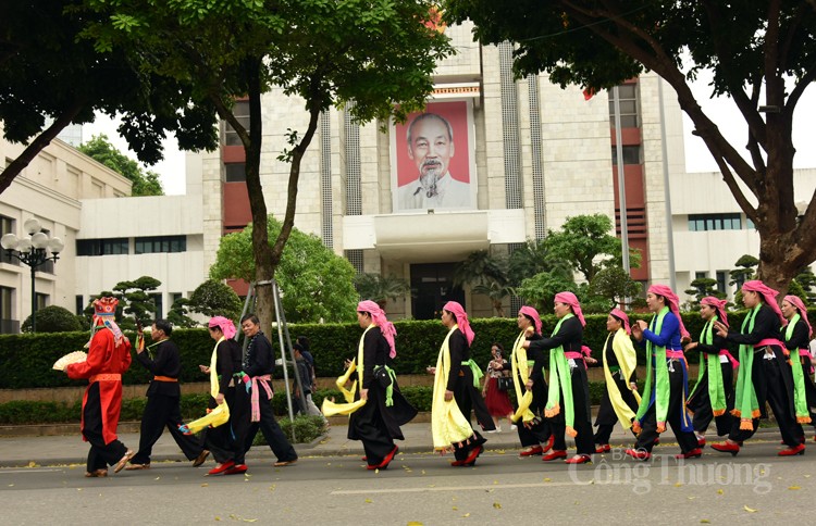 Ngắm phụ nữ Xá Phó múa khăn, người Mông 