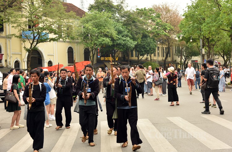 Ngắm phụ nữ Xá Phó múa khăn, người Mông 