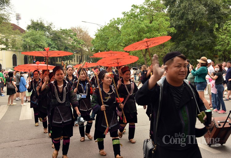 Ngắm phụ nữ Xá Phó múa khăn, người Mông 