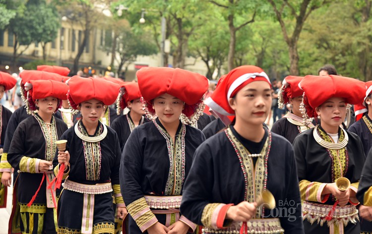 Ngắm phụ nữ Xá Phó múa khăn, người Mông 